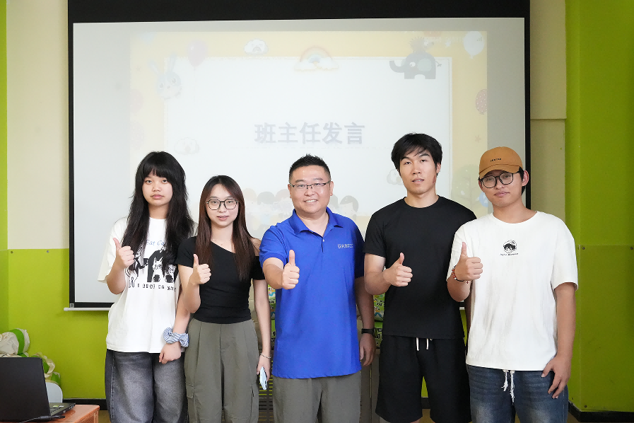 “艾”心共行，护航成长——艾莱依数字工厂第十五期暑期亲子班暖心启幕 新闻配图