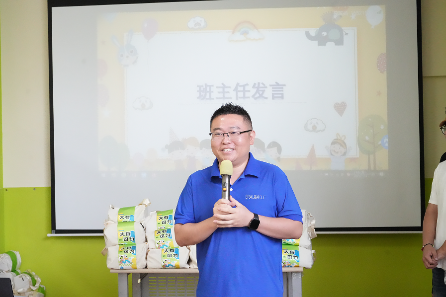 “艾”心共行，护航成长——艾莱依数字工厂第十五期暑期亲子班暖心启幕 新闻配图