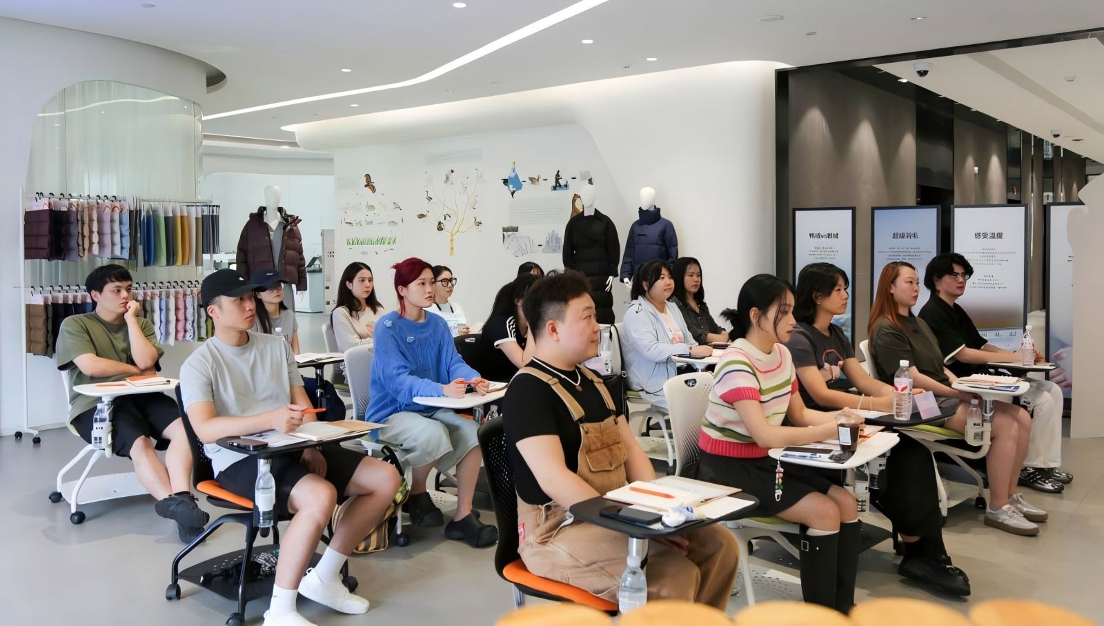 艾莱依羽绒研修班第一期精彩启航：以专业为基，让温暖远行 新闻配图