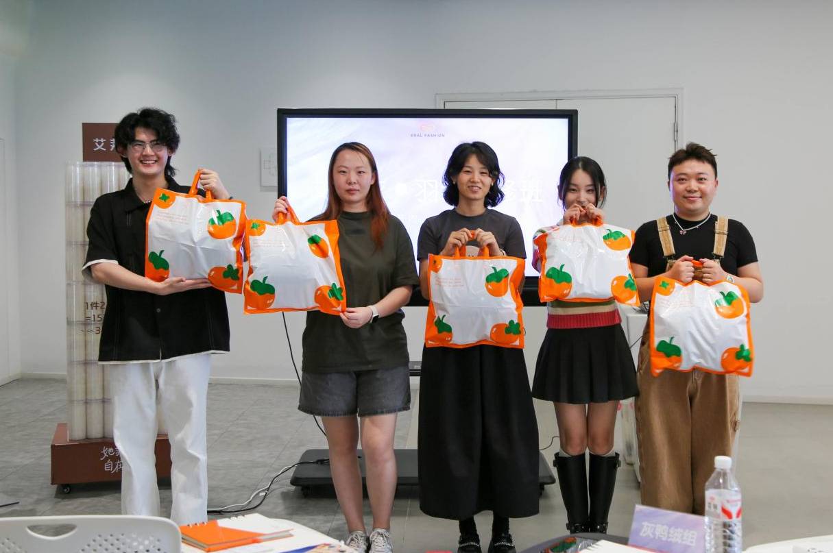艾莱依羽绒研修班第一期精彩启航：以专业为基，让温暖远行 新闻配图