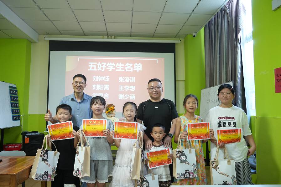 艾莱依数字工厂第十五期暑期亲子班圆满结班 | 童心筑梦护航成长新篇章 新闻配图