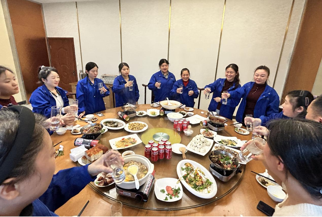 畅聊中聚共识·交流中共成长——六安服装工厂首场“总经理午餐会”温馨开启 新闻配图