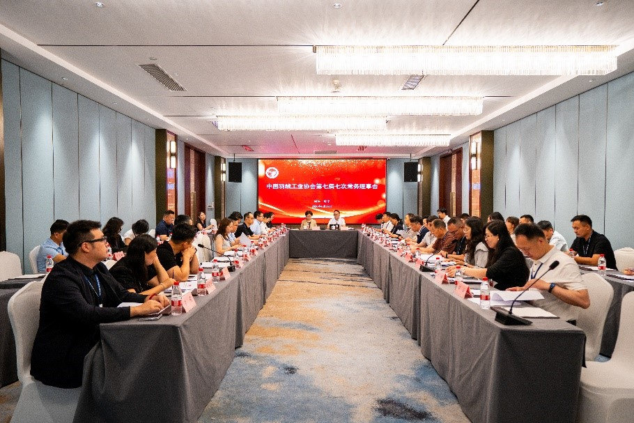 揽获行业全满贯，艾莱依深度参与羽绒行业三大年度盛会 新闻配图