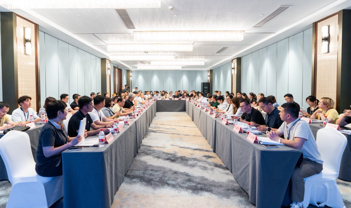 揽获行业全满贯，艾莱依深度参与羽绒行业三大年度盛会 新闻配图