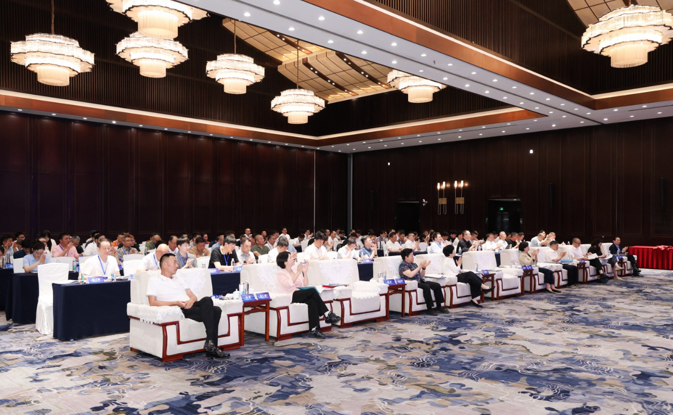 揽获行业全满贯，艾莱依深度参与羽绒行业三大年度盛会 新闻配图