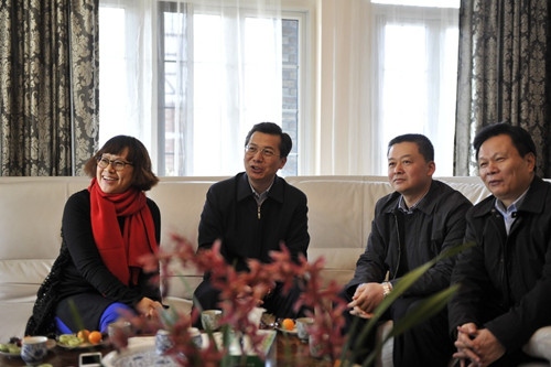 丽水市委书记王永康一行慰问艾莱依集团总裁 新闻配图