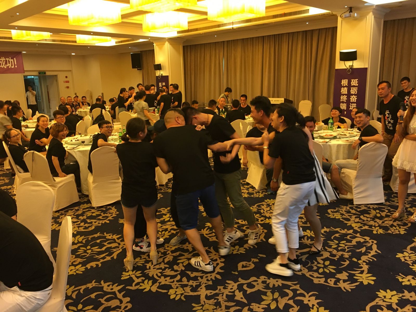 2016年艾莱依销售中心“坚守信念,逆境突围”出征动员大会 新闻配图