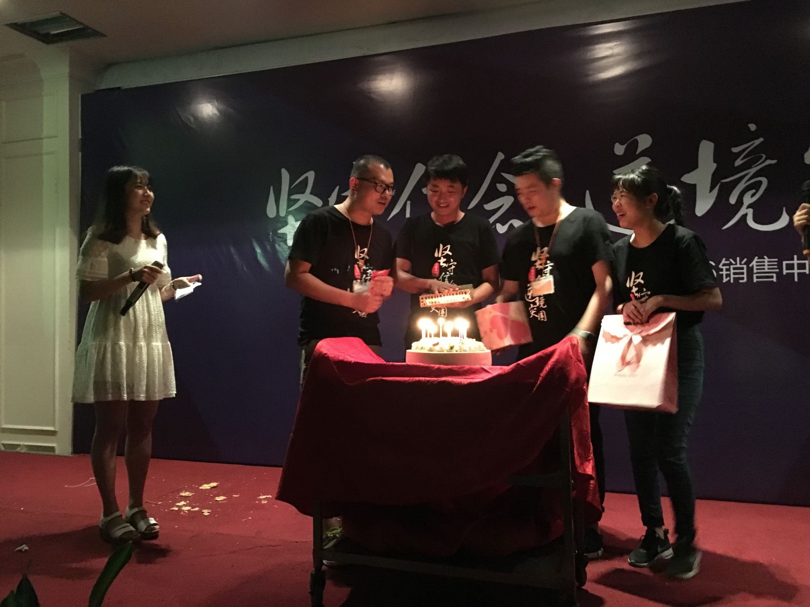 2016年艾莱依销售中心“坚守信念,逆境突围”出征动员大会 新闻配图