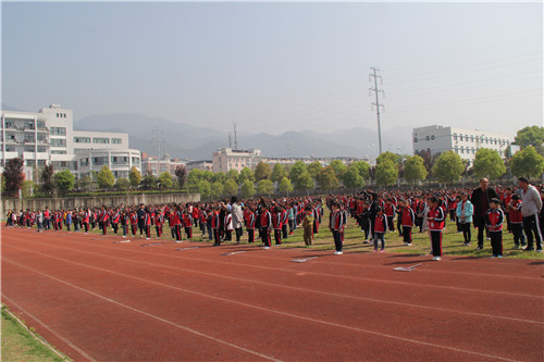 艾莱依集团爱心助学,颁发天宁小学艾莱依奖 新闻配图