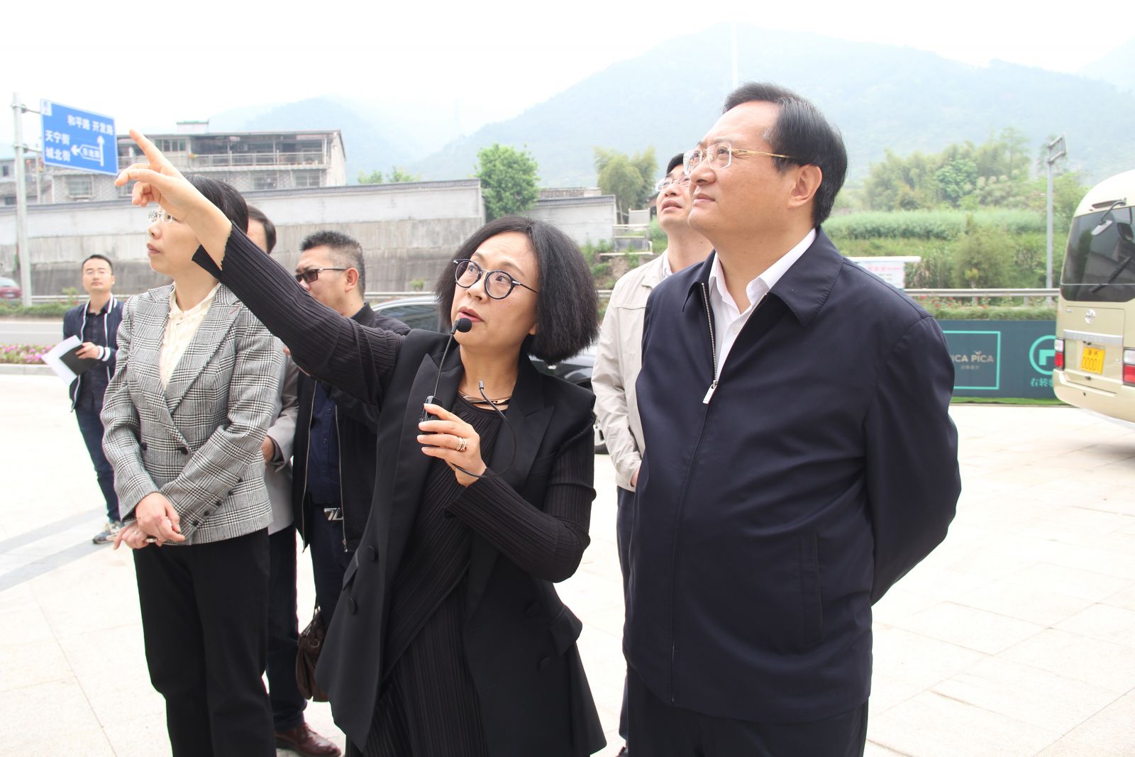 丽水市市委书记张兵一行莅临艾莱依集团参观指导 新闻配图