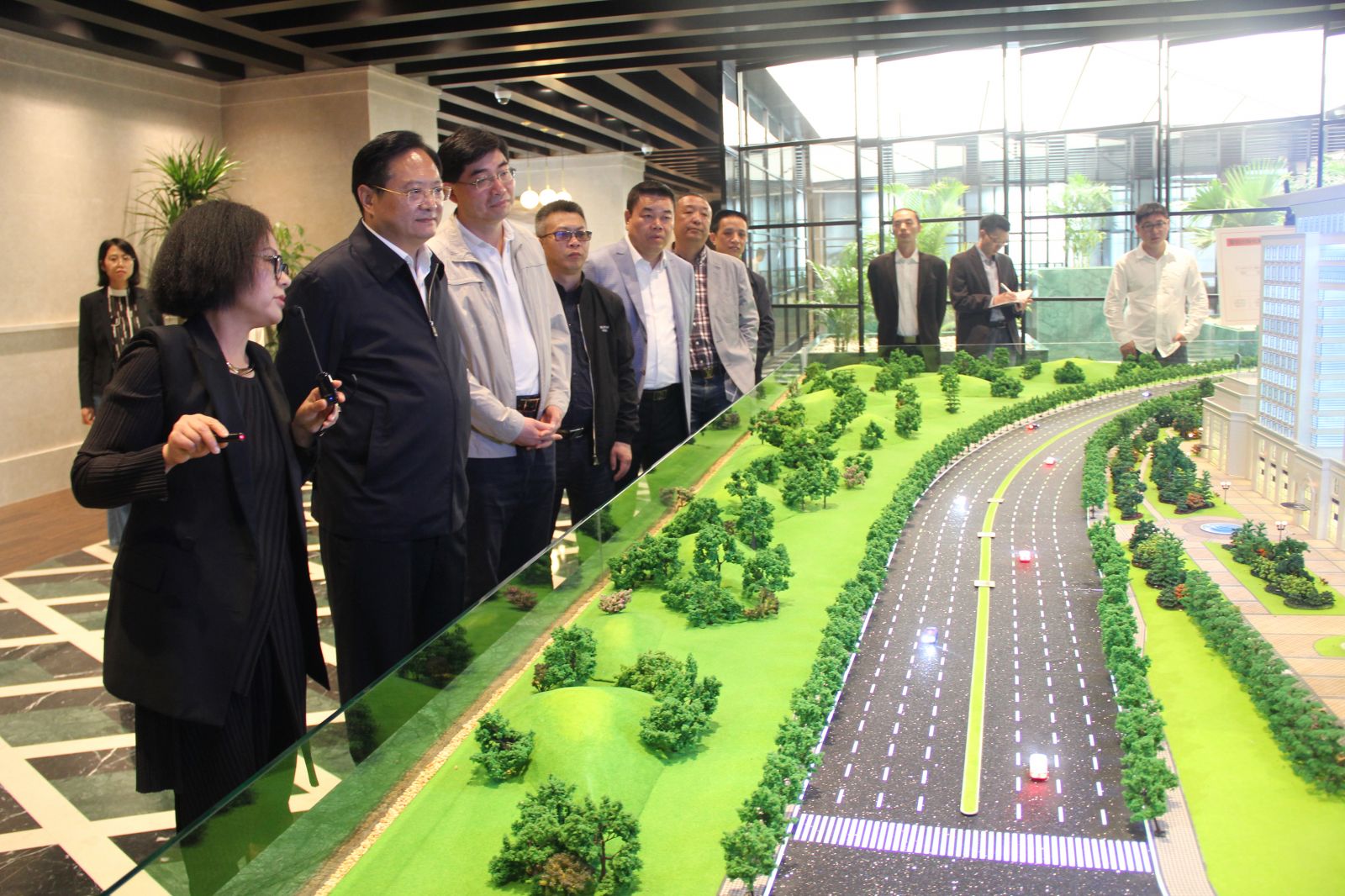 丽水市市委书记张兵一行莅临艾莱依集团参观指导 新闻配图
