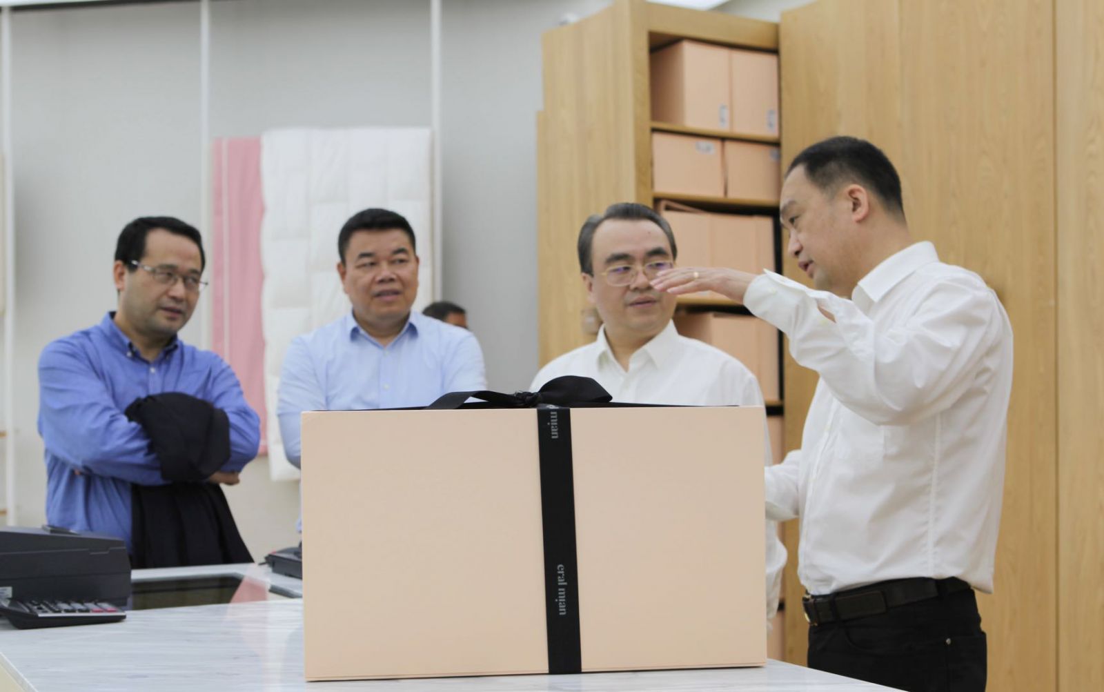 丽水市副市长徐光文一行莅临艾莱依集团上海管理中心参观调研 新闻配图