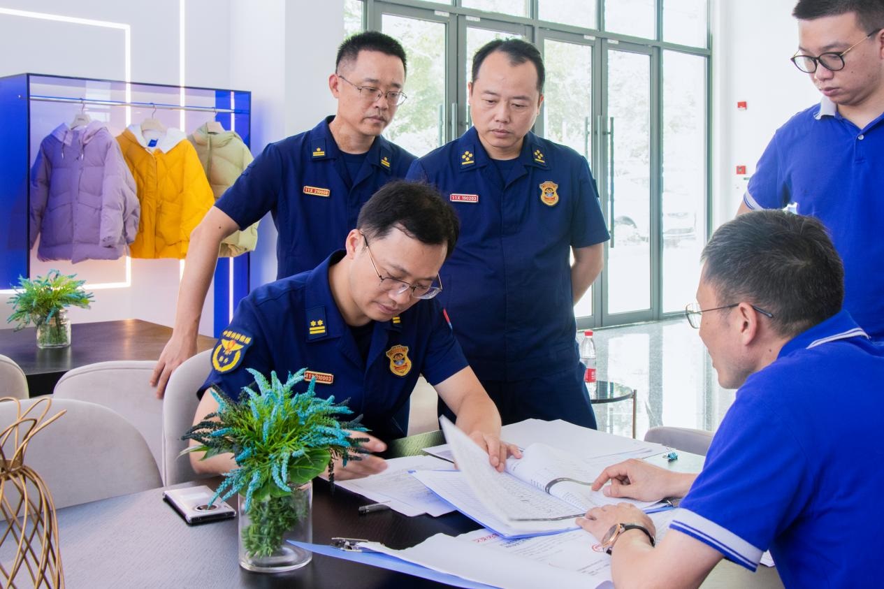 拧紧“安全阀” 筑牢“防火墙”——省消防总队领导一行莅临艾莱依集团检查指导 新闻配图