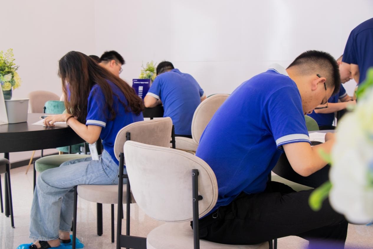 拧紧“安全阀” 筑牢“防火墙”——省消防总队领导一行莅临艾莱依集团检查指导 新闻配图