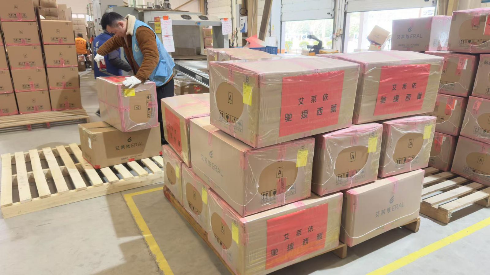 艾莱依捐赠价值150万御寒物资驰援西藏震区! 新闻配图