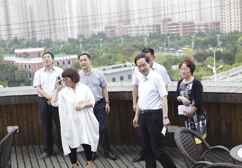 上海市普陀区委常委统战部部长黄海平莅临艾莱依上海公司参观指导 新闻配图