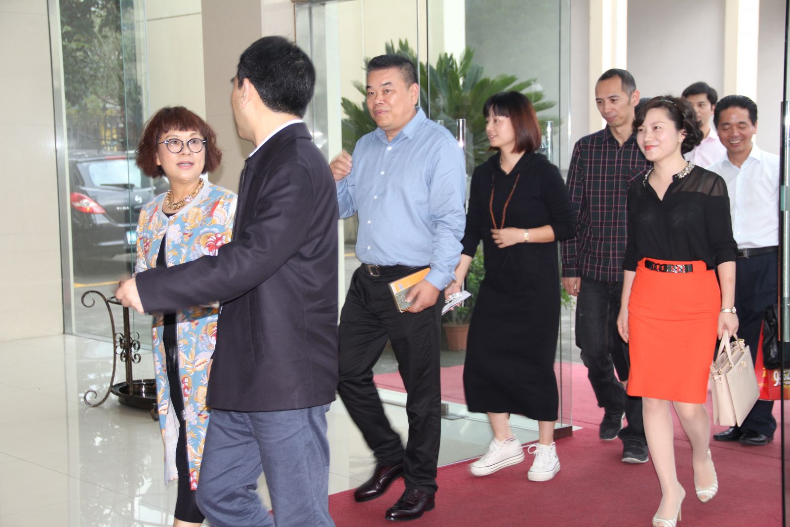 浙商银行董事长沈仁康一行莅临艾莱依集团参观指导 新闻配图