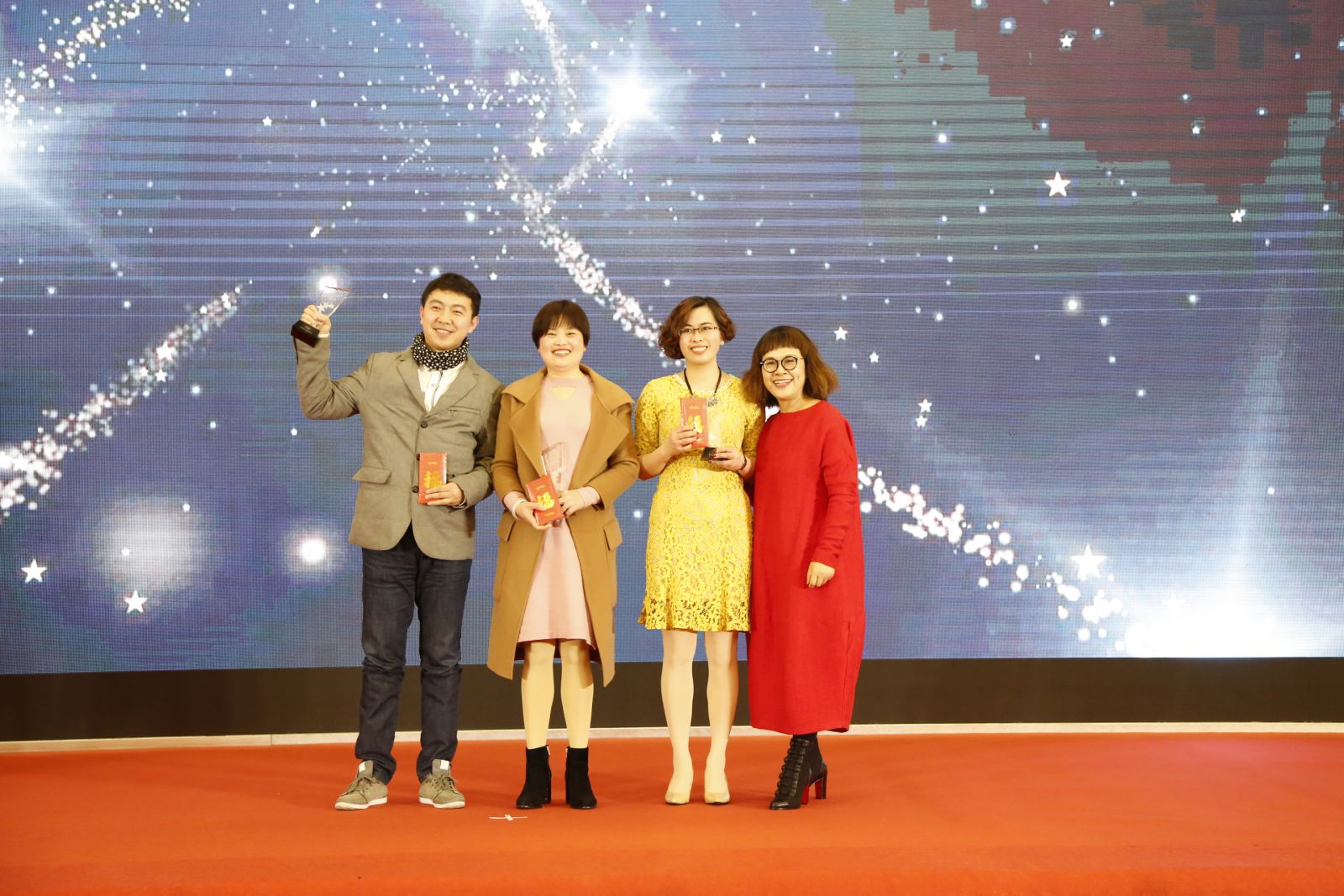 艾莱依集团举办2016年度“飞得更高”年会 新闻配图