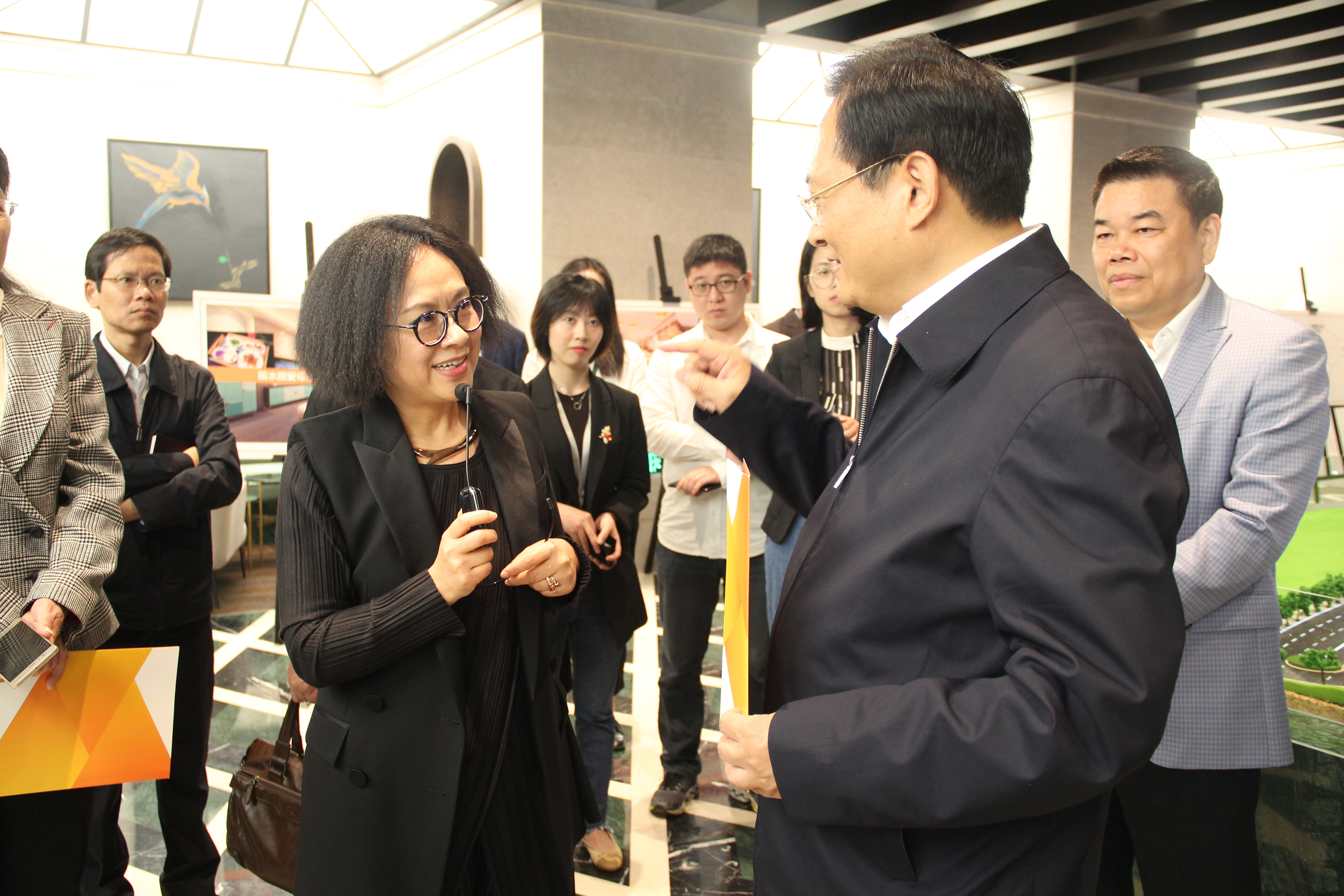 丽水市市委书记张兵一行莅临艾莱依集团参观指导