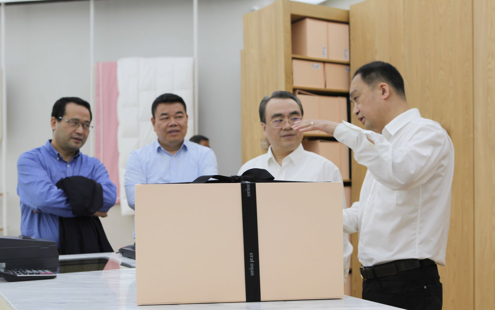 丽水市副市长徐光文一行莅临艾莱依集团上海管理中心参观调研