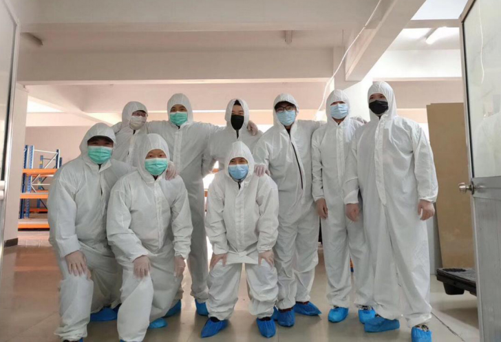 战疫情 艾莱依口罩生产现场的志愿者